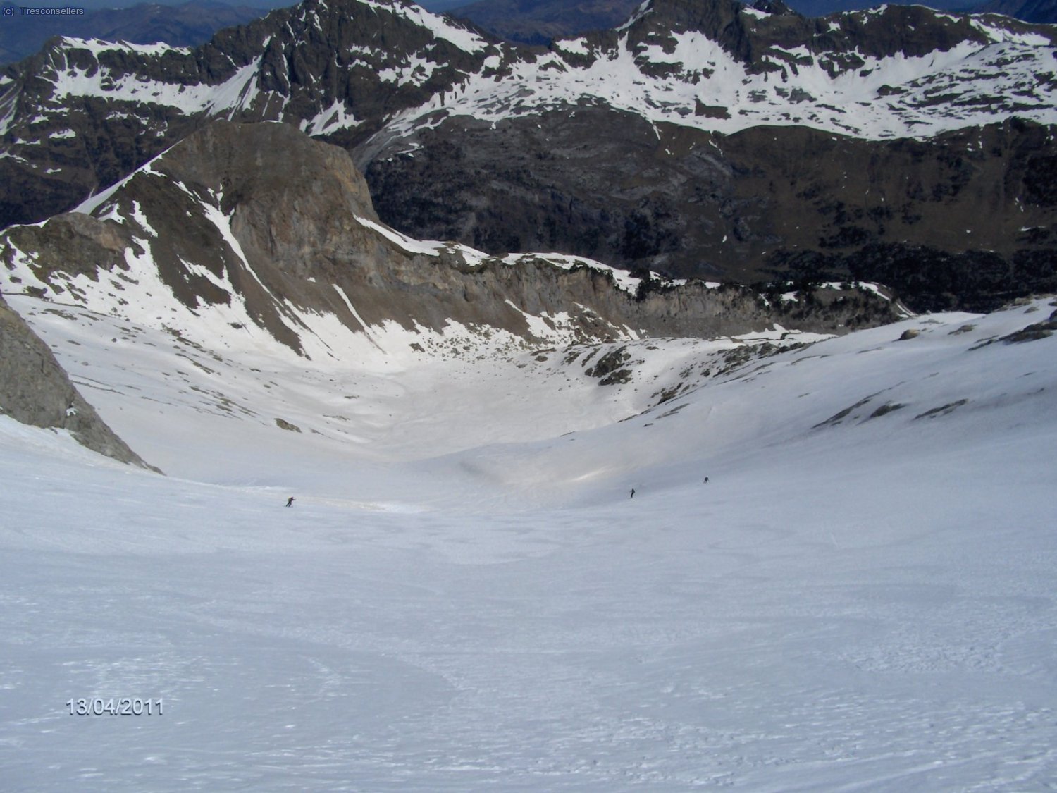 Bajando hacia el lago de Paderna por amplias palas de muy buena nieve.