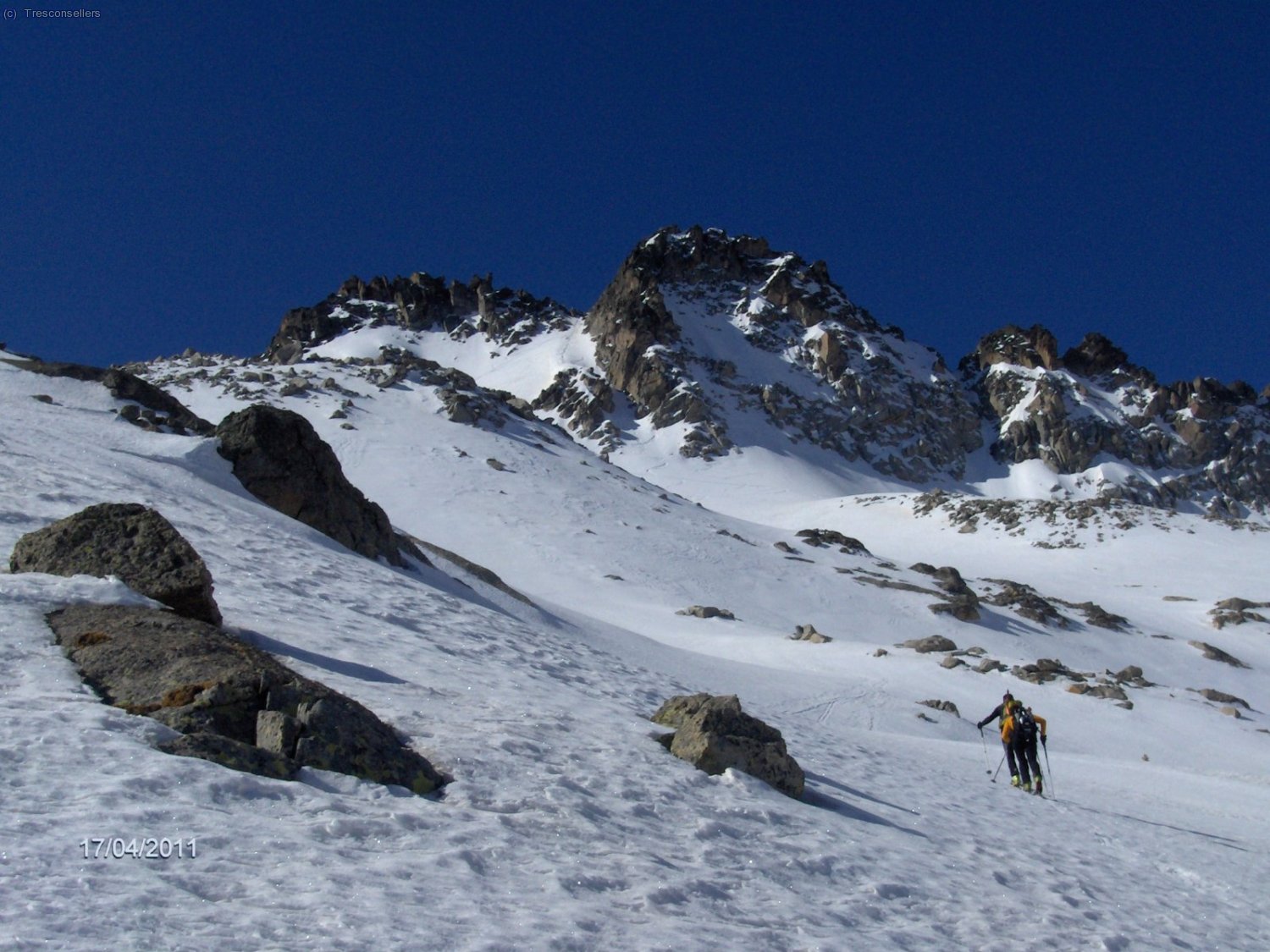 Nos encontramos una pareja de italianos, ja tenemos enfrente el Diente de Alba y el acceso por la nieve de la izquierda hasta la brecha.