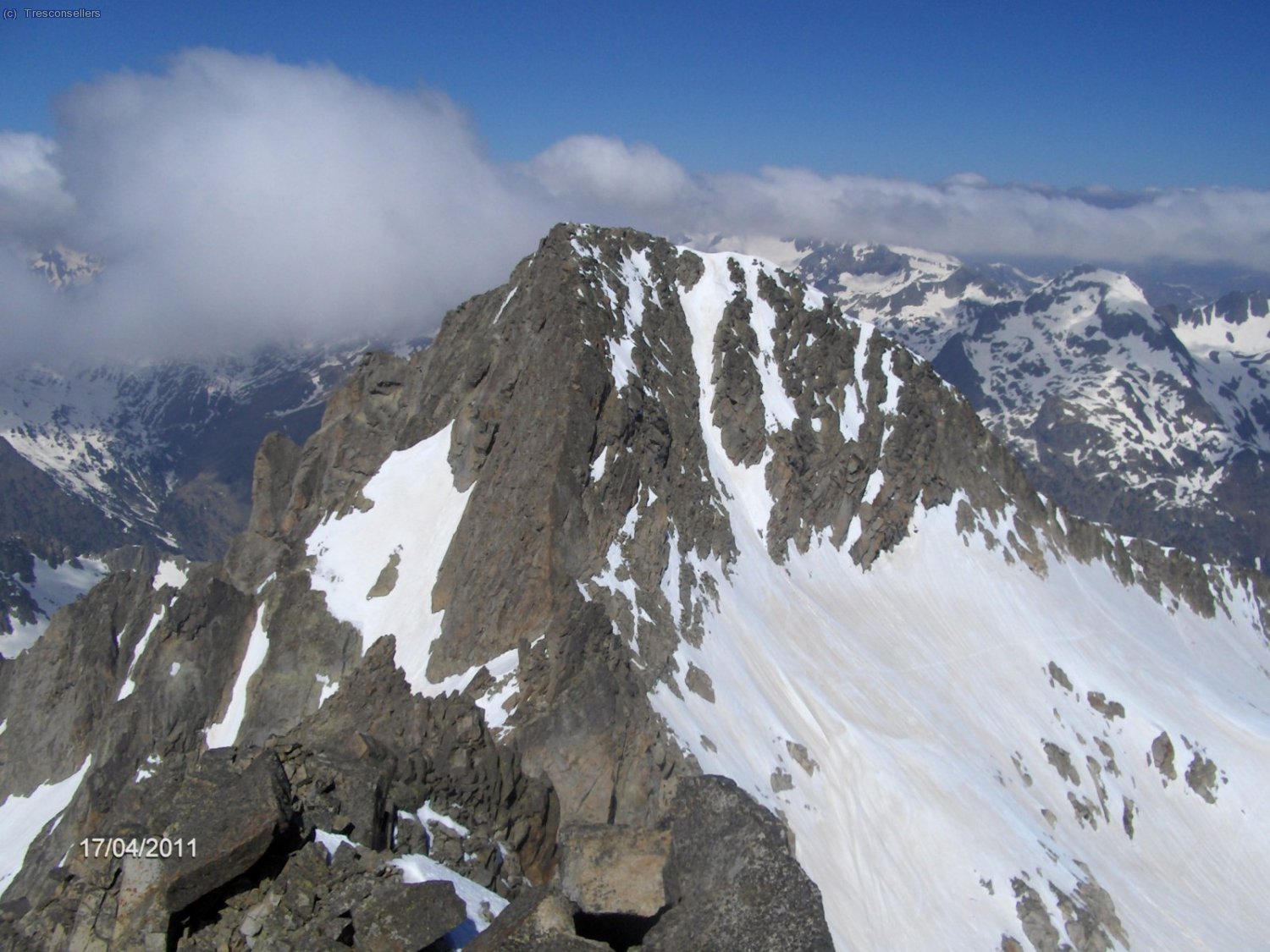 Hacia el oeste el Pico de Alba.