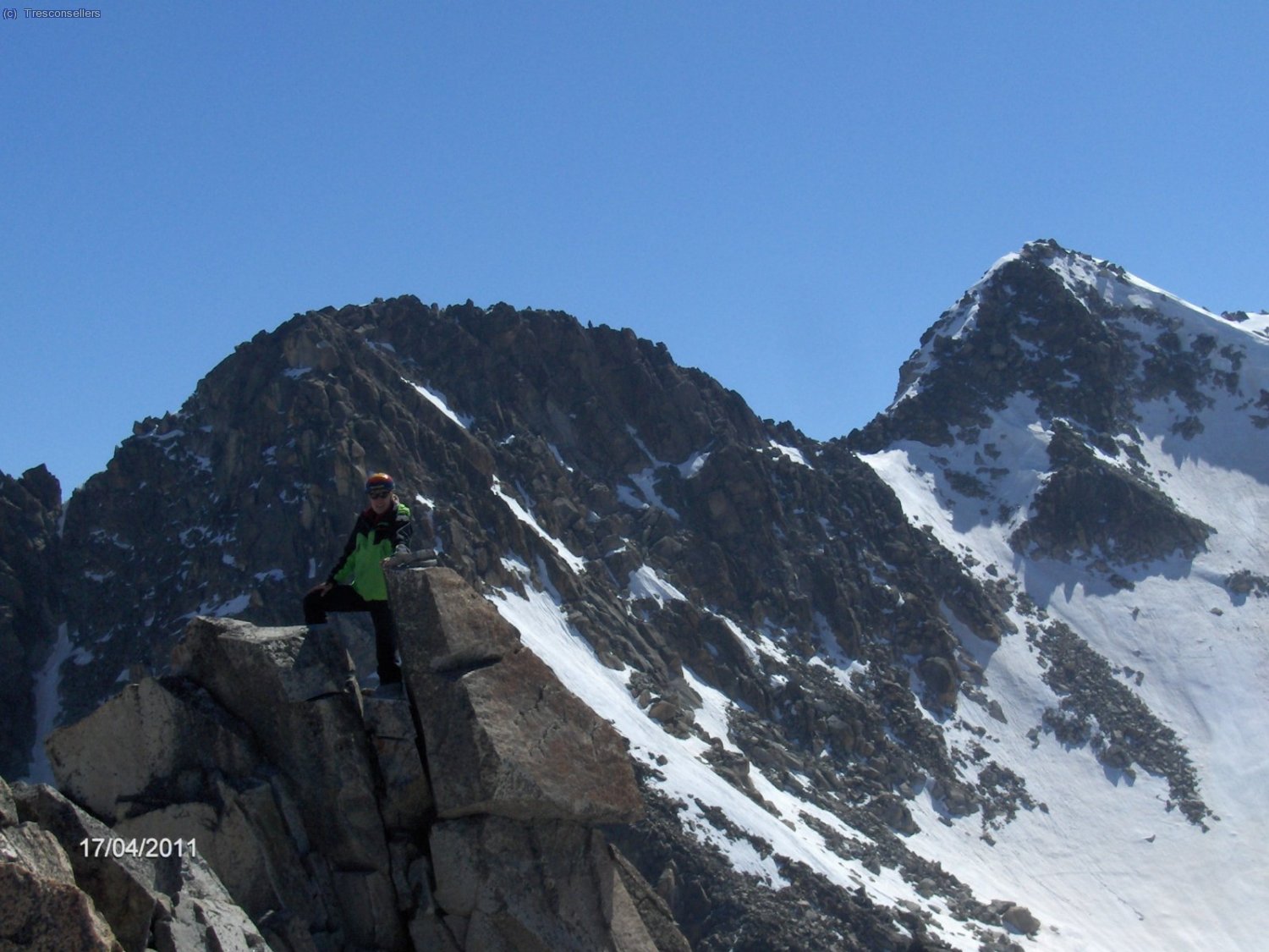 El Enric en la cima, detr&aacute;s el Pico Mir y el Say&oacute;.