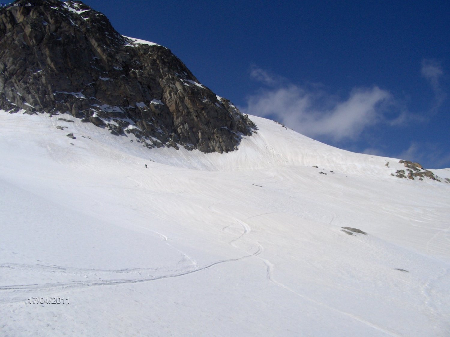 Bordeando la Punta Delm&aacute;s en el descenso por buena nieve.