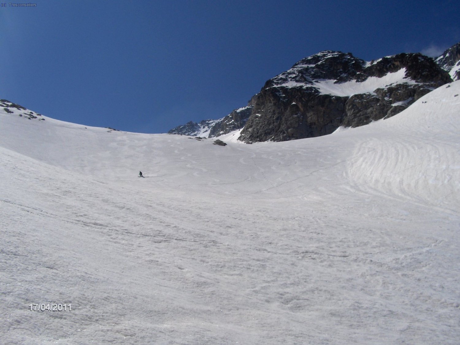 En las palas de debajo del Diente de la Maladeta, nieve que nos deja disfrutar un buen rato.