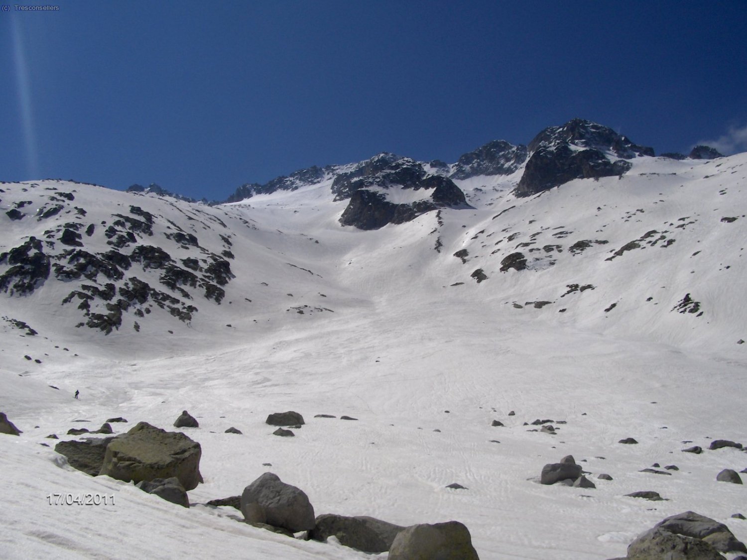 El descenso que hemos hecho, se puede ver la Punta Delm&aacute;s y el Diente de la Maladeta, adem&aacute;s de detr&aacute;s de ellos el Pico Cordier, la Torre Cordier y el Pico Say&oacute;.