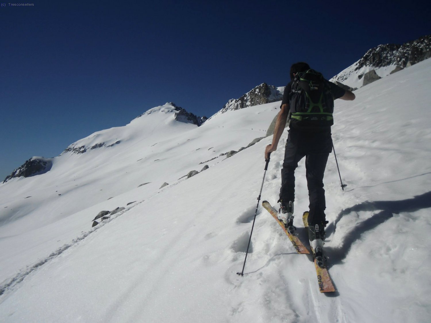 En mitad del glaciar de Aneto, Javi foqueando por nieve en buenas condiciones.