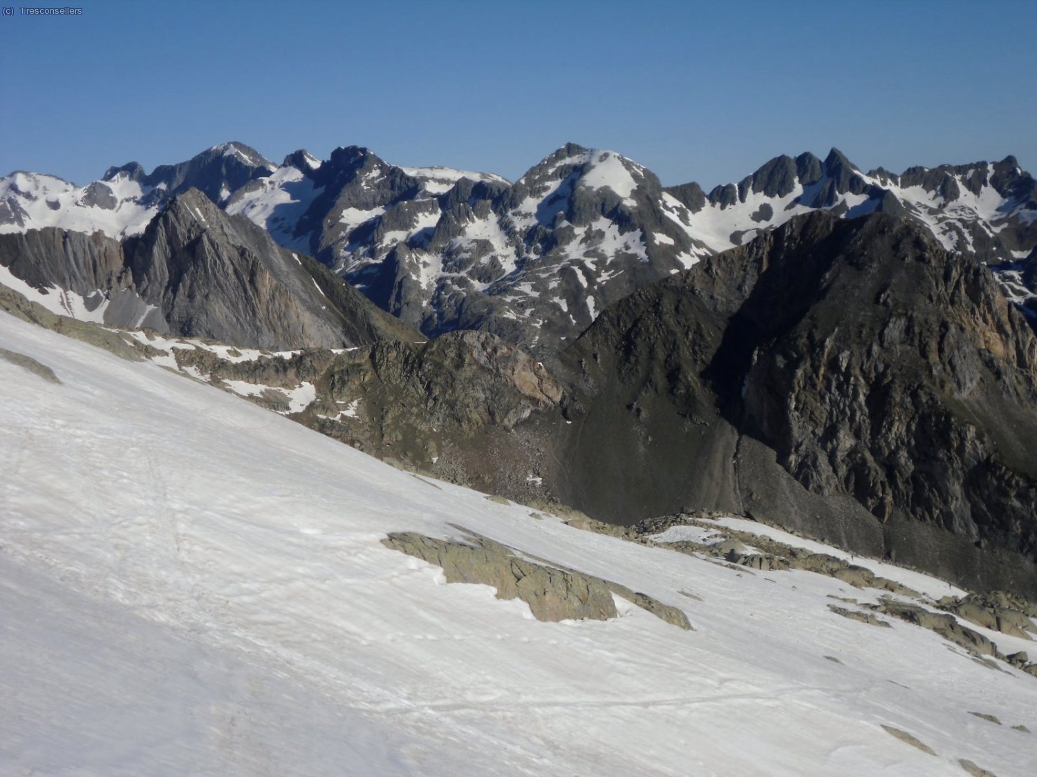 Una vista hacia las cimas de la cadena fronteriza (Crabioules-Boum), en primer termino el Pico de Paderna.