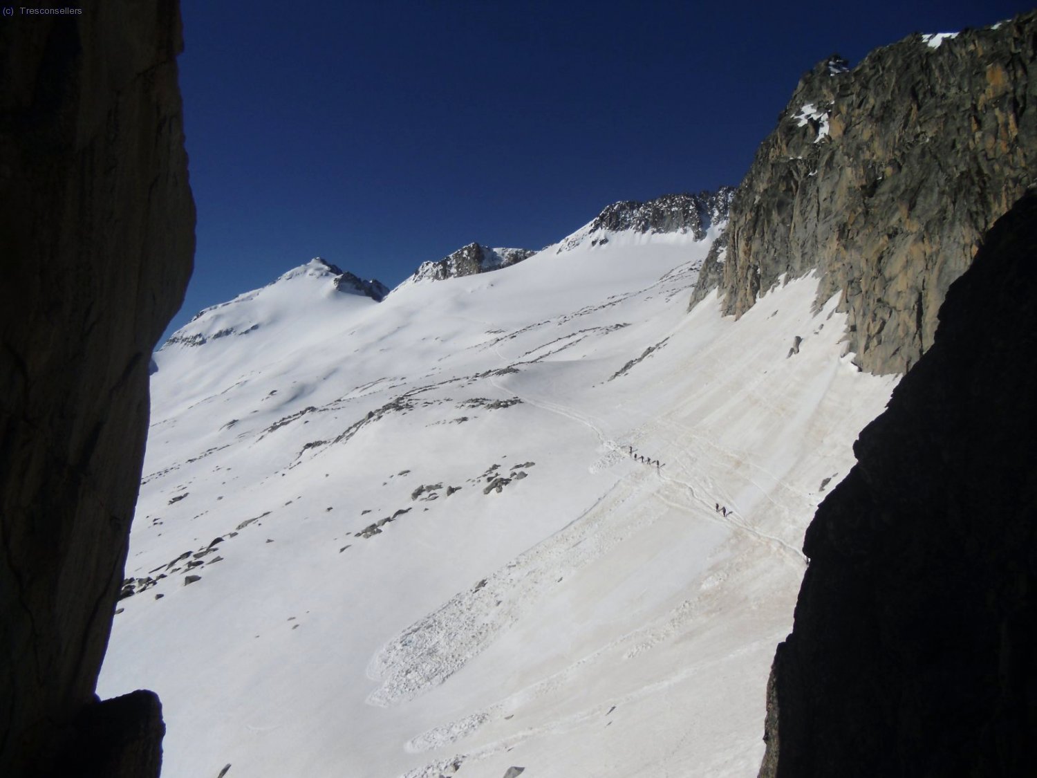 El Aneto, Pico de Coronas y Pico del Medio desde el Portill&oacute;n Superior.
Dos aludes barren la traza.