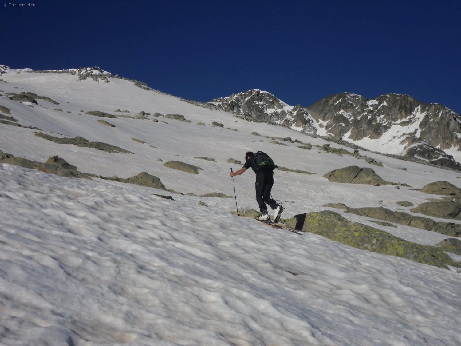 Nieve dura i irregular en las primeras rampas despu&eacute;s de calzarnos los esqu&iacute;s.