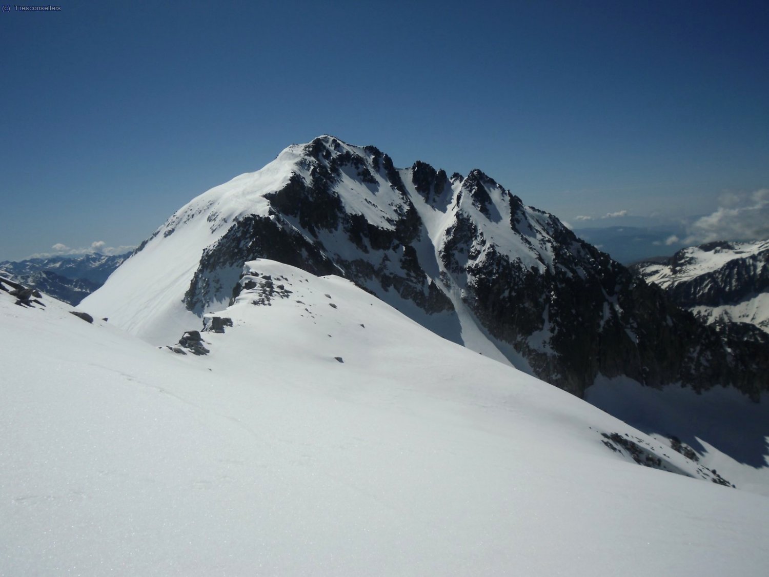 Llegando al Pico de Coronas apreciamos perfectamente el corredor Estasen al Aneto.