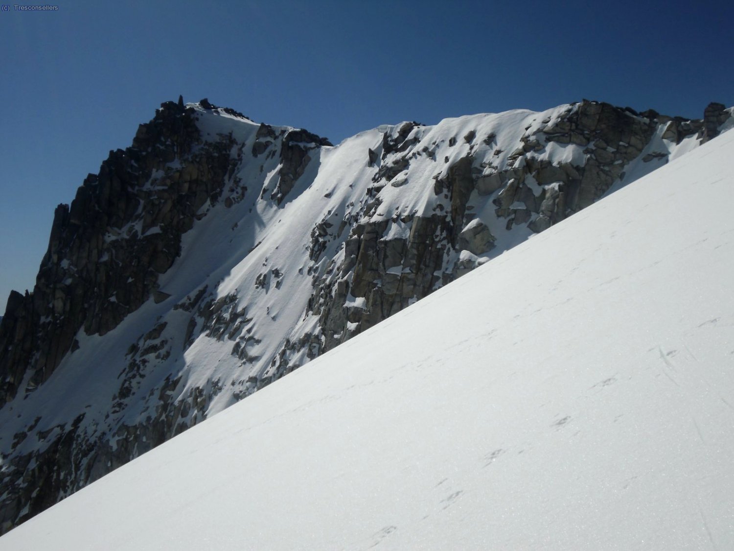 Cerca del collado tenemos esta vista del Pico de Coronas.