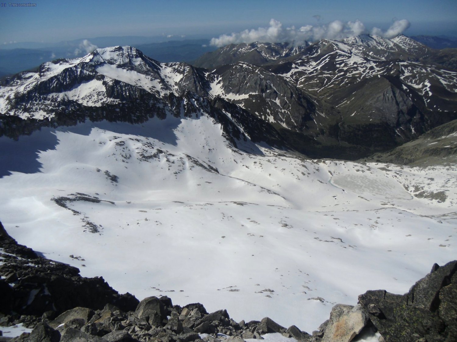 Desde la cima el valle de Coronas y la cima de Vallibierna.