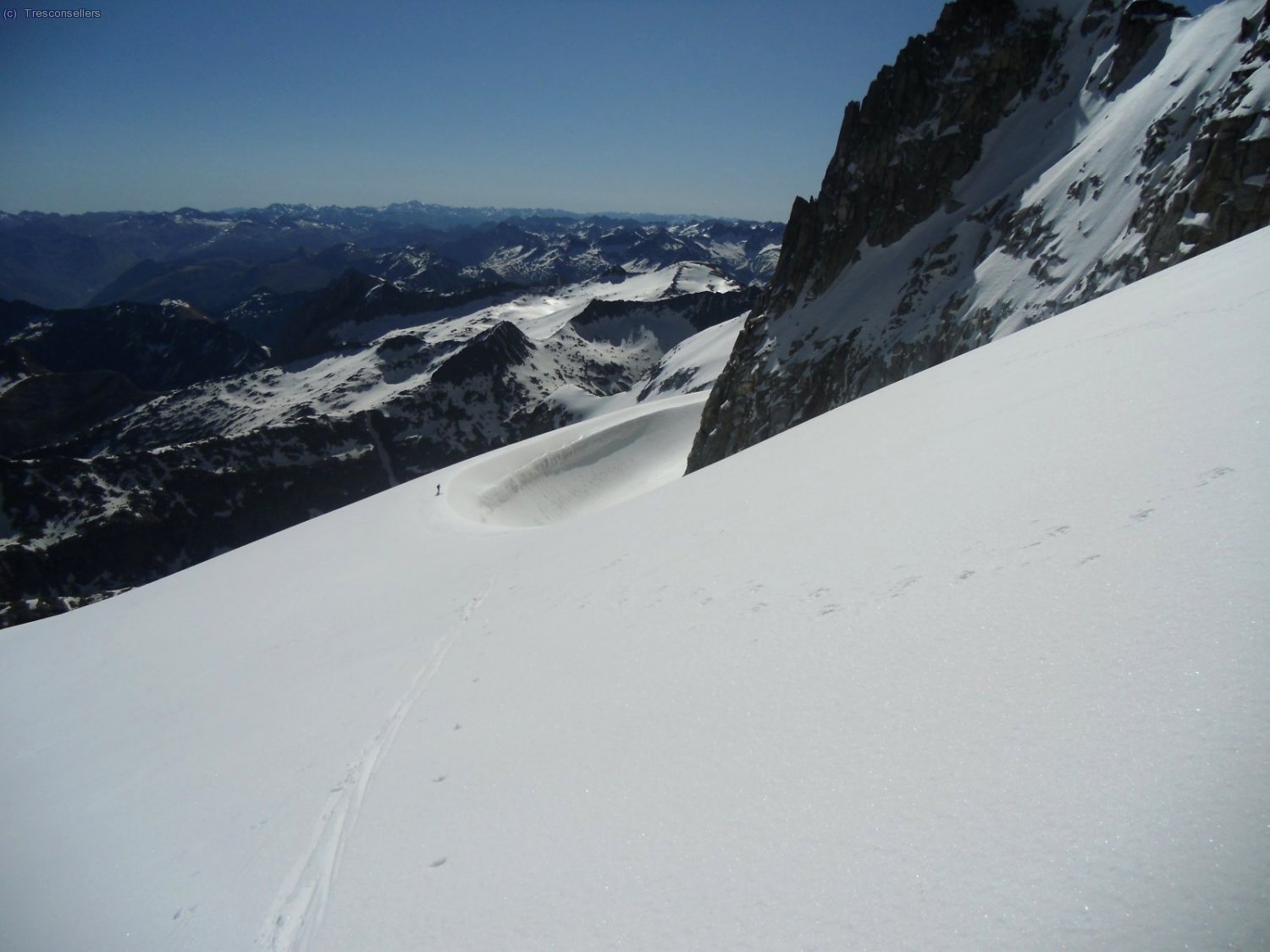 El calor sobre la roca provoca este retroceso de la nieve, estamos subiendo hacia el collado del Medio.