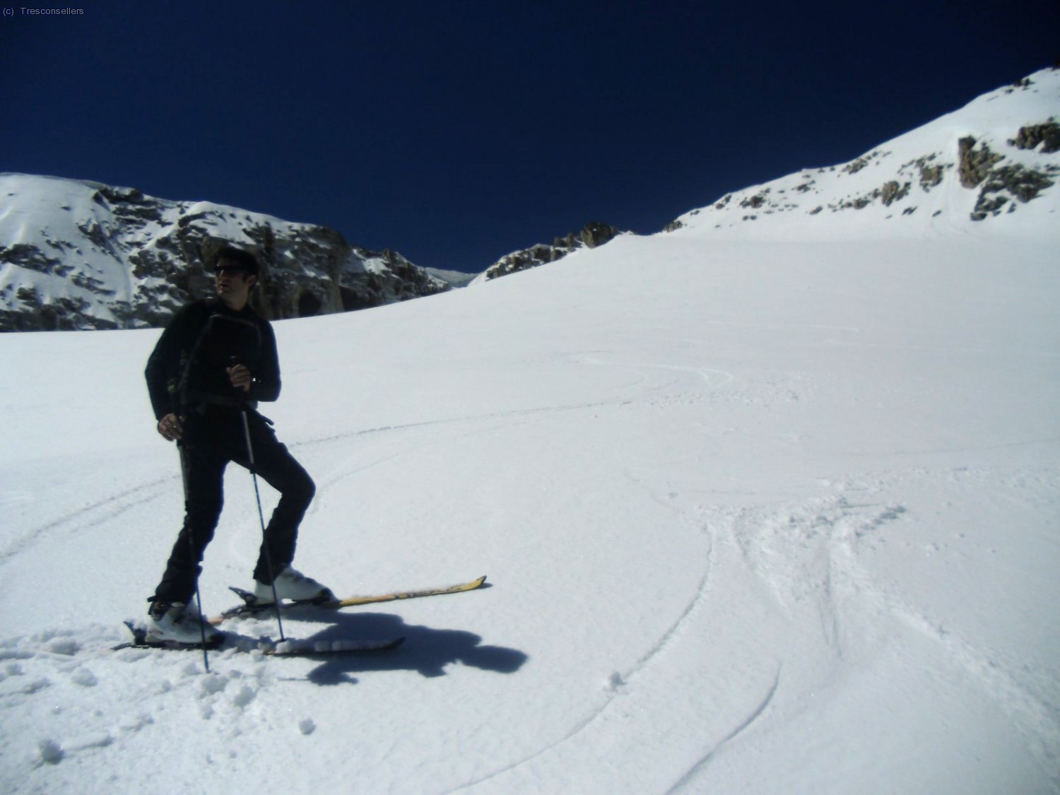 Javi disfrutando de una excelente bajada por nieve poco transformada.