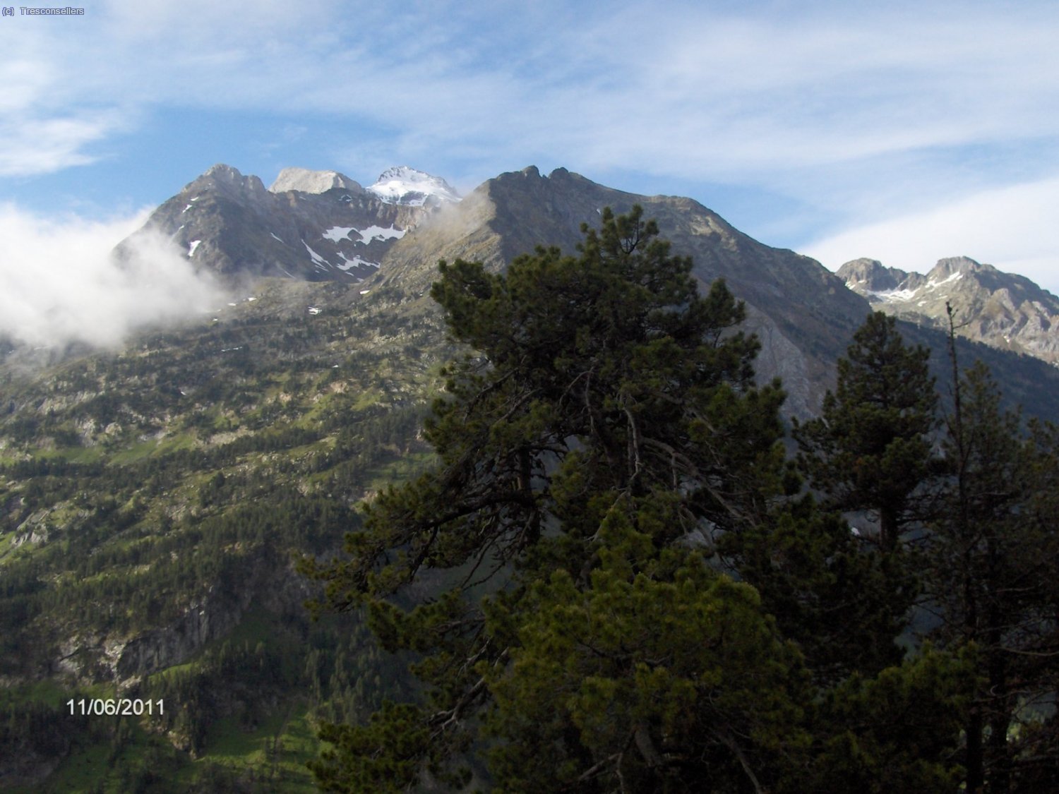 A primera hora de la ma&ntilde;ana subiendo por la senda de Gorgutes puedo ver el Pico de Alba nevado.