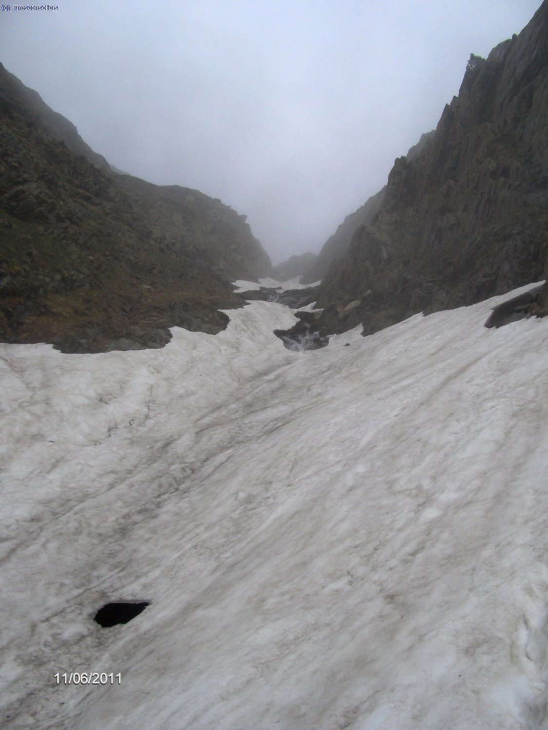 En el ascenso debo superar este estrechamiento del barranco bien protegido aun por la nieve.