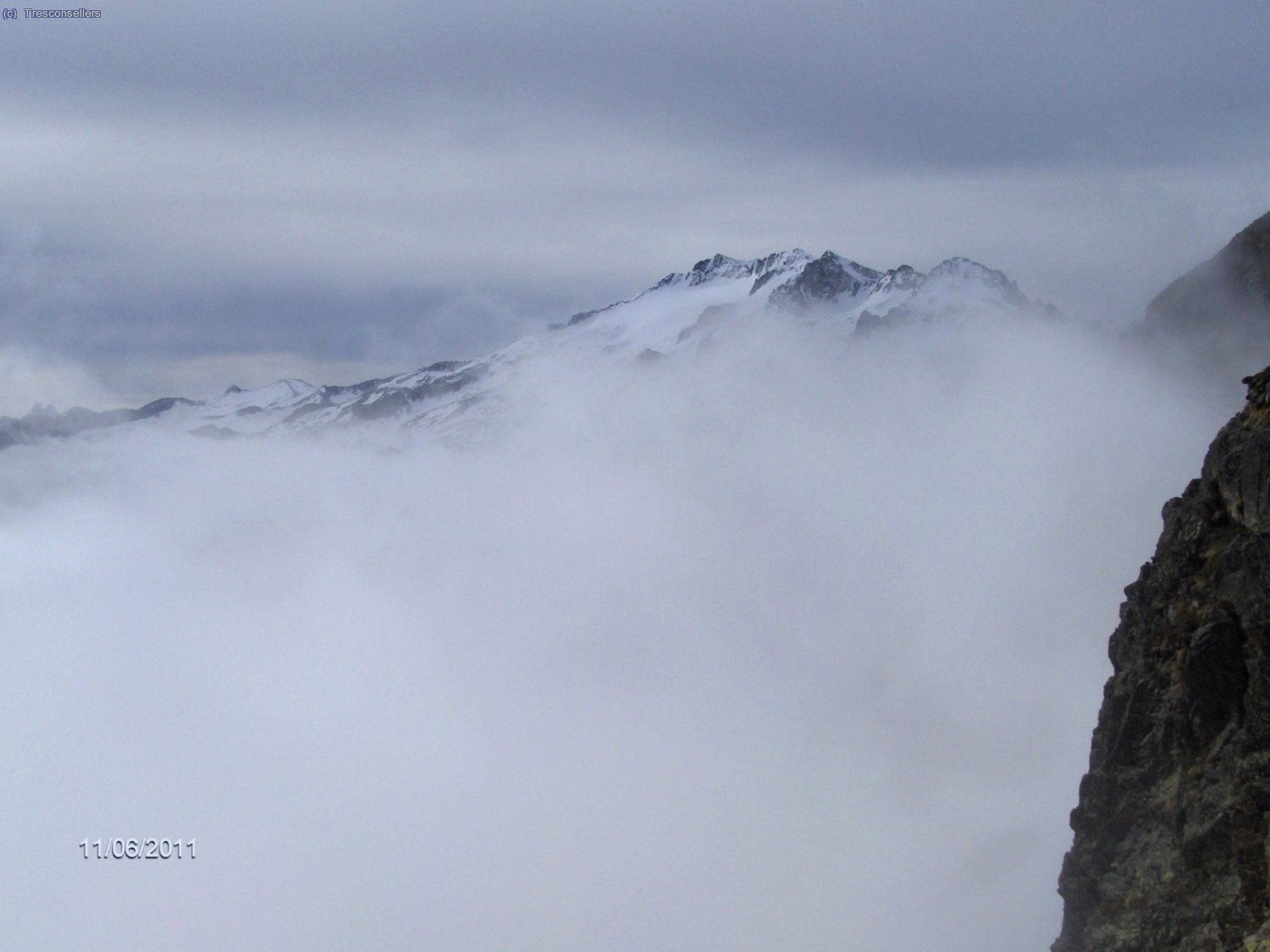 Vistas del macizo de la Maladeta apareciendo sobre la niebla desde el Puerto.