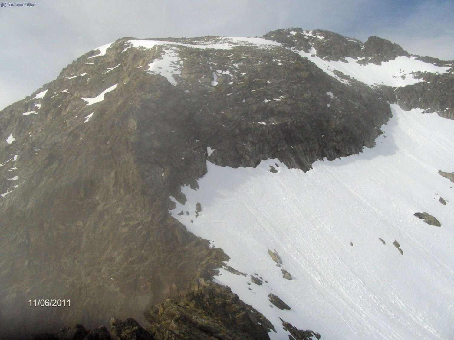 Desde la cima de la cota veo bien el muro que protege el Pico del Puerto Biello. Debo subir bastante cerca de la arista para alcanzar la parte superior del resalte de la mejor manera posible.