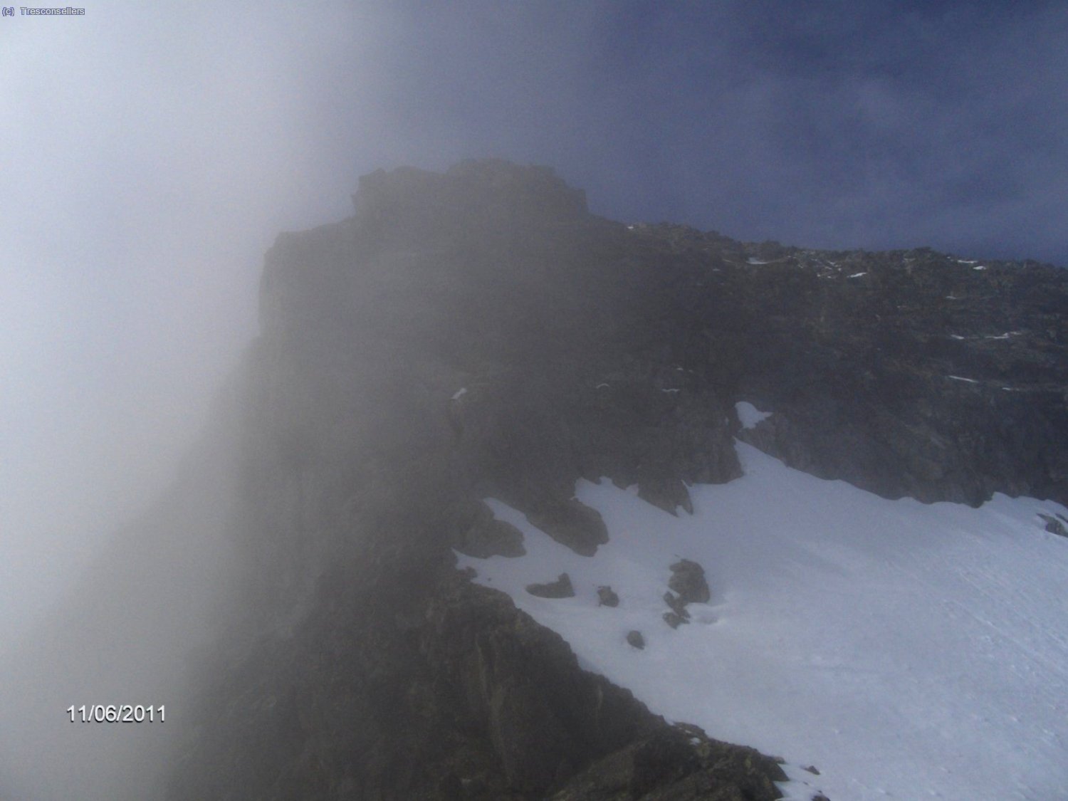 Sopla algo de viento del este que atrae la niebla y me dificulta la visi&oacute;n del muro.