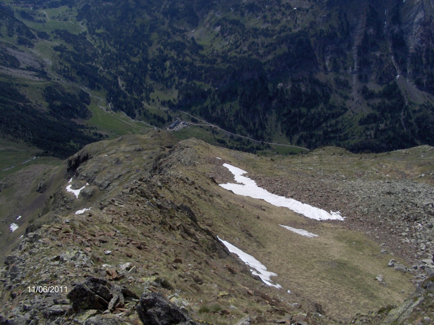 En la canaleta de descenso para superar el muro de la cara este, sigo un poco por el filo del contrafuerte y luego con tendencia a la derecha sorteo una parte escarpada que da acceso a la laguna que debo buscar.