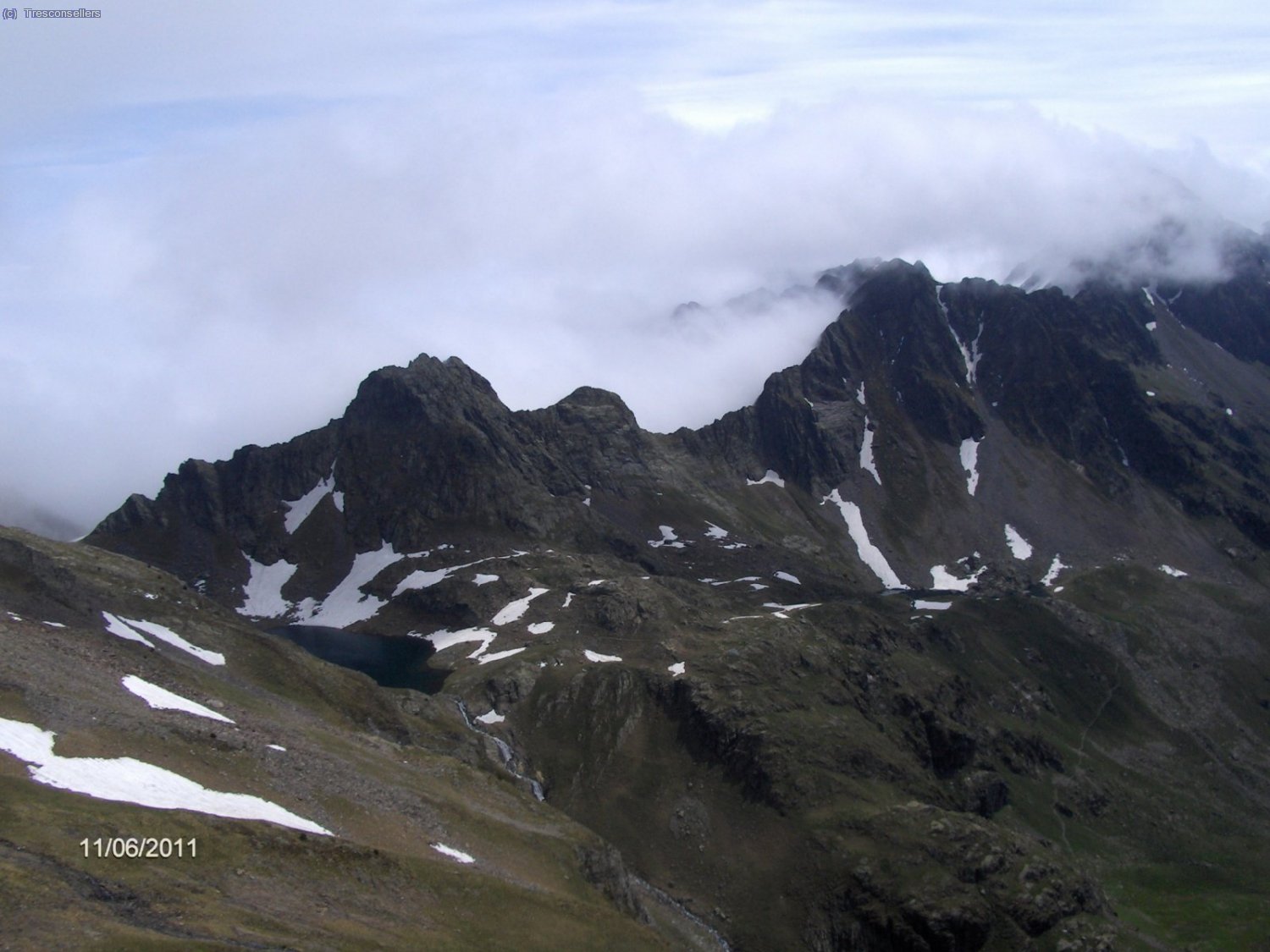 El pico de la Monta&ntilde;eta entre nieblas, el Pico de la Glera y el Ib&oacute;n de Gorgutes.