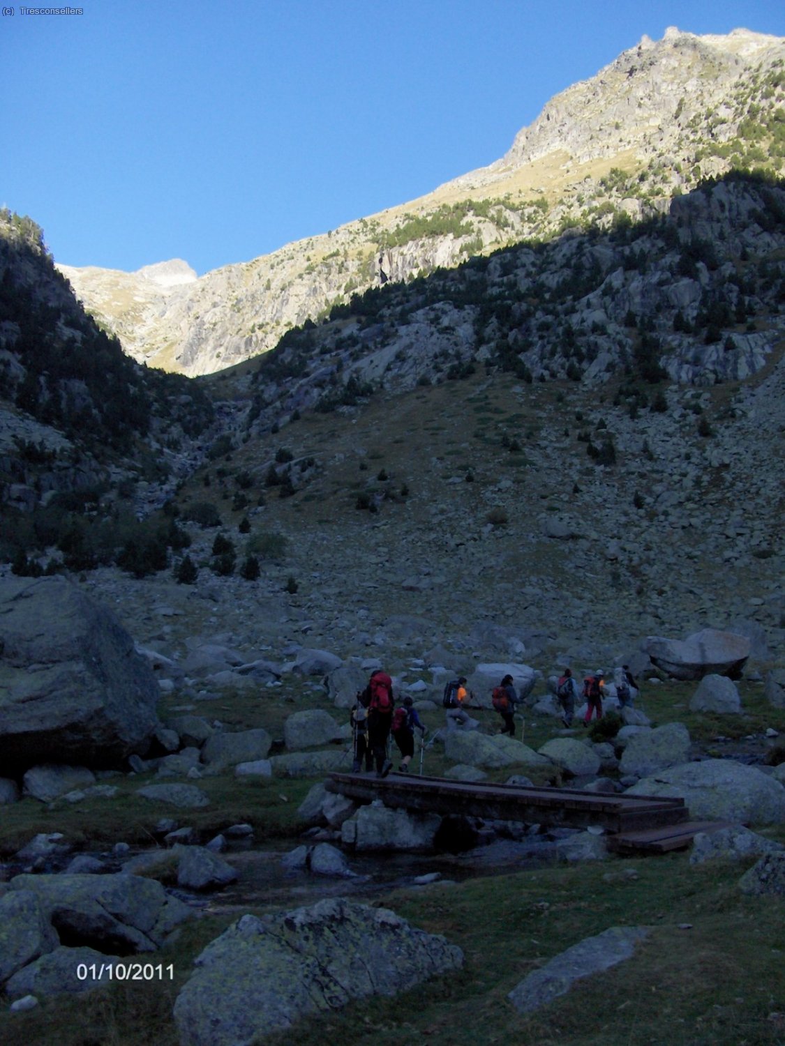 Creuant el riu al Pletiu de Riumalo per pujar per indefinit i costerut cam&iacute; cap a l
