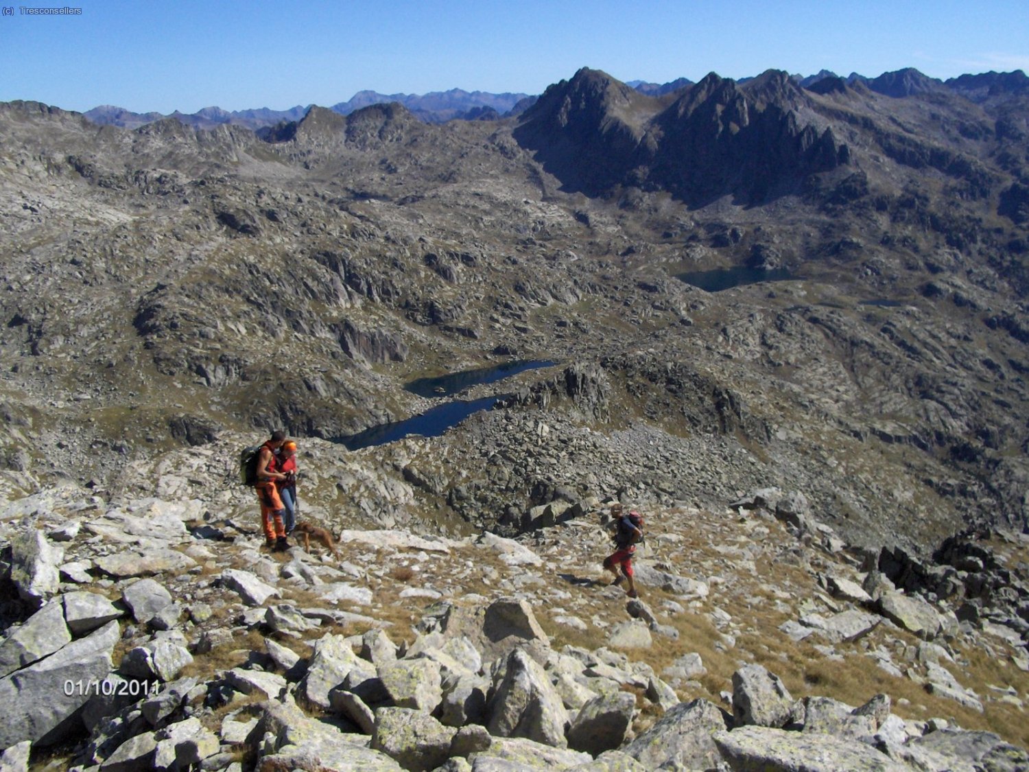 Anem fent cam&iacute;,despr&eacute;s de la forta pujada ens espera una aresteta fins al cim.