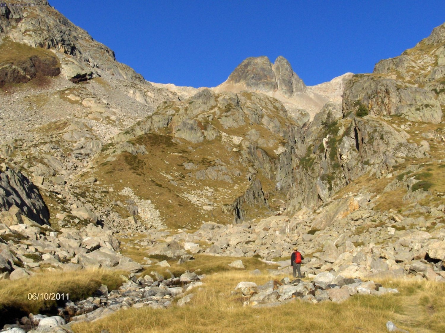 La bonica Vall de Remu&ntilde;e a la al&ccedil;ada del segundo covacho, al fons la Forca de Remu&ntilde;e i el Portal a l