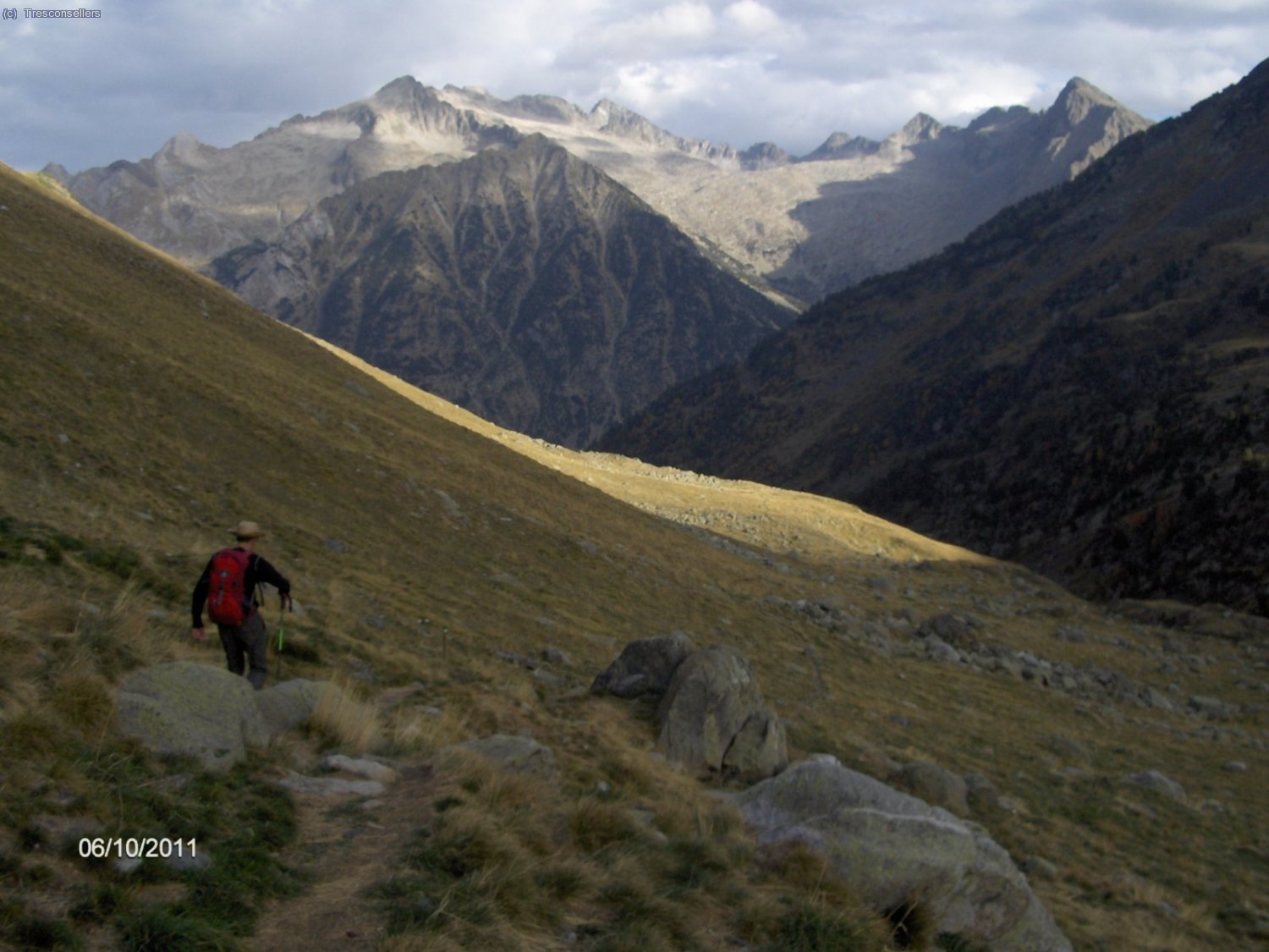 Anem baixant per la Vall de Lliterola, acompanyats al nostre davant per la zona de Creg&uuml;e&ntilde;a.