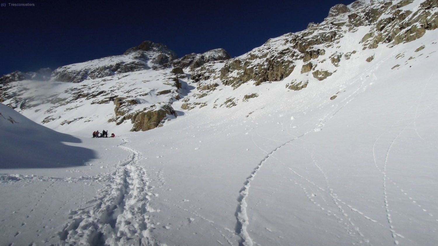 Arribem a on ens desviem per superar la barrera rocosa de la dreta i sortir al repl&agrave; superior, ja sota la collada entre el Garmo Negro i el Pico de las Argualas.