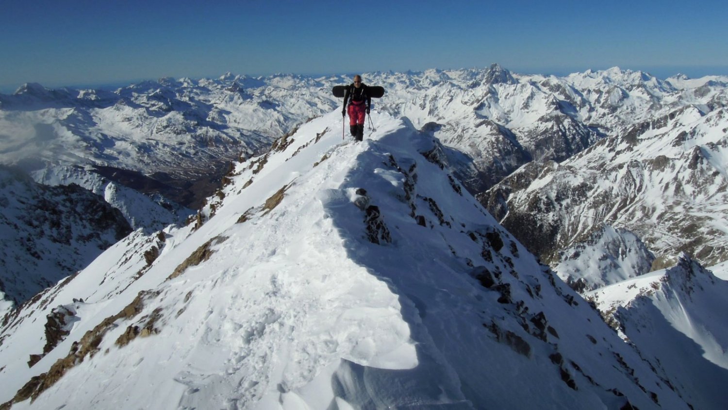 Un dels nois del Snowboard arriban al cim del Garmo Negro, vistes precioses cap a l