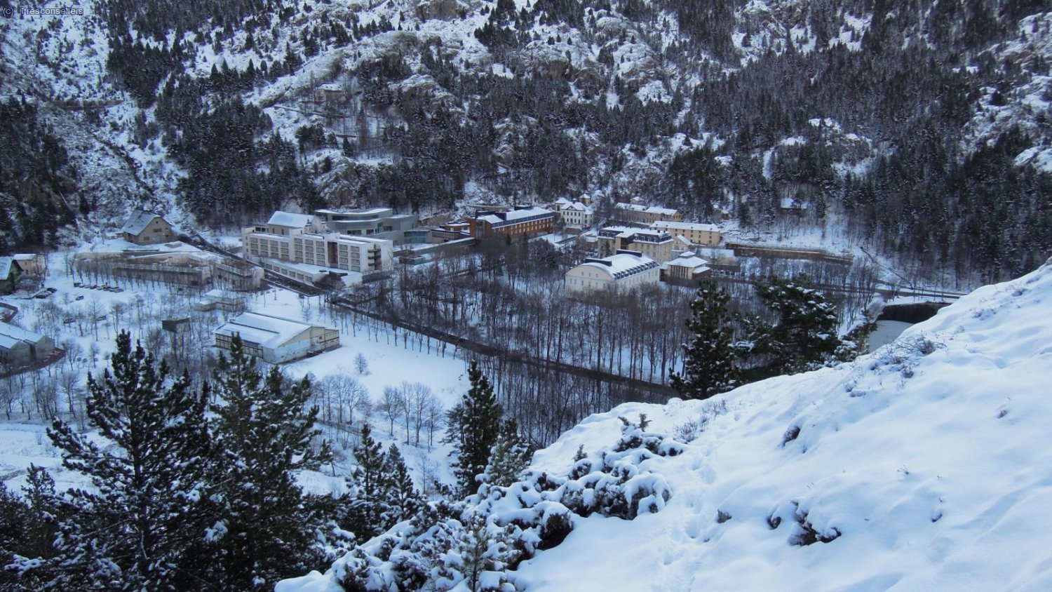 Comencem la pujada i deixem enrera el balneari i el refugi.