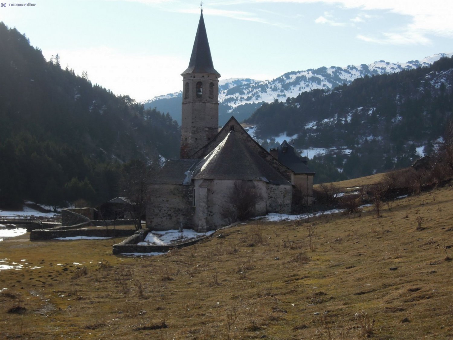 Arribant al Santuari de Montgarri, ja son quas&iacute; les 4 de la tarda. El retorn a Beret es fa llarg amb una constant pujada i carregant els esqu&iacute;s, tornem a barallar-nos amb el gel.