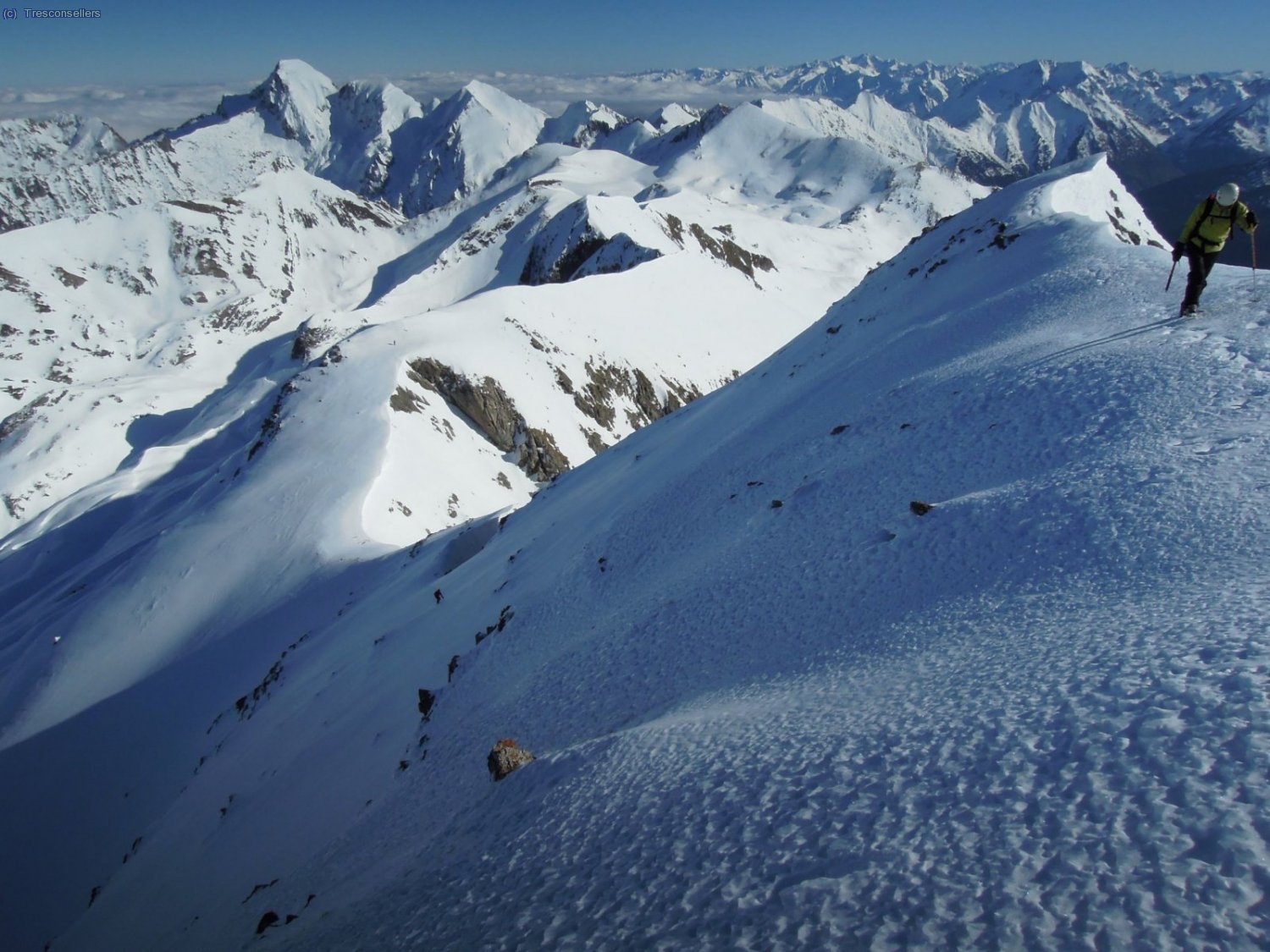 Una imatge de la pujada amb la collada on em deixat els esqu&iacute;s, al darrera el Mont Valier.
