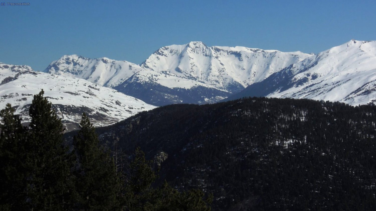El Tuc de Milh a la llunyania.