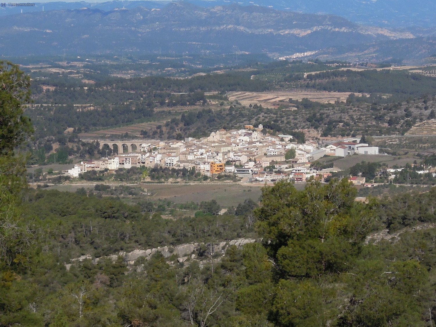 Pujant per la pista de Cal&agrave;s podem veure el poble de Cap&ccedil;anes.
