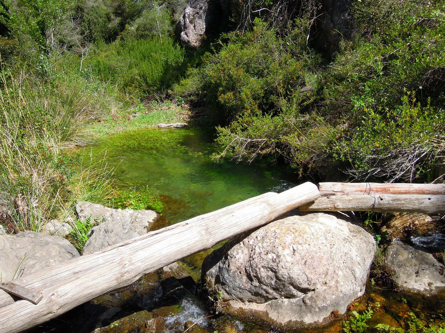 Una mica m&eacute;s endavant de La Fou, un pontet que porta a la Font de la Mata.

