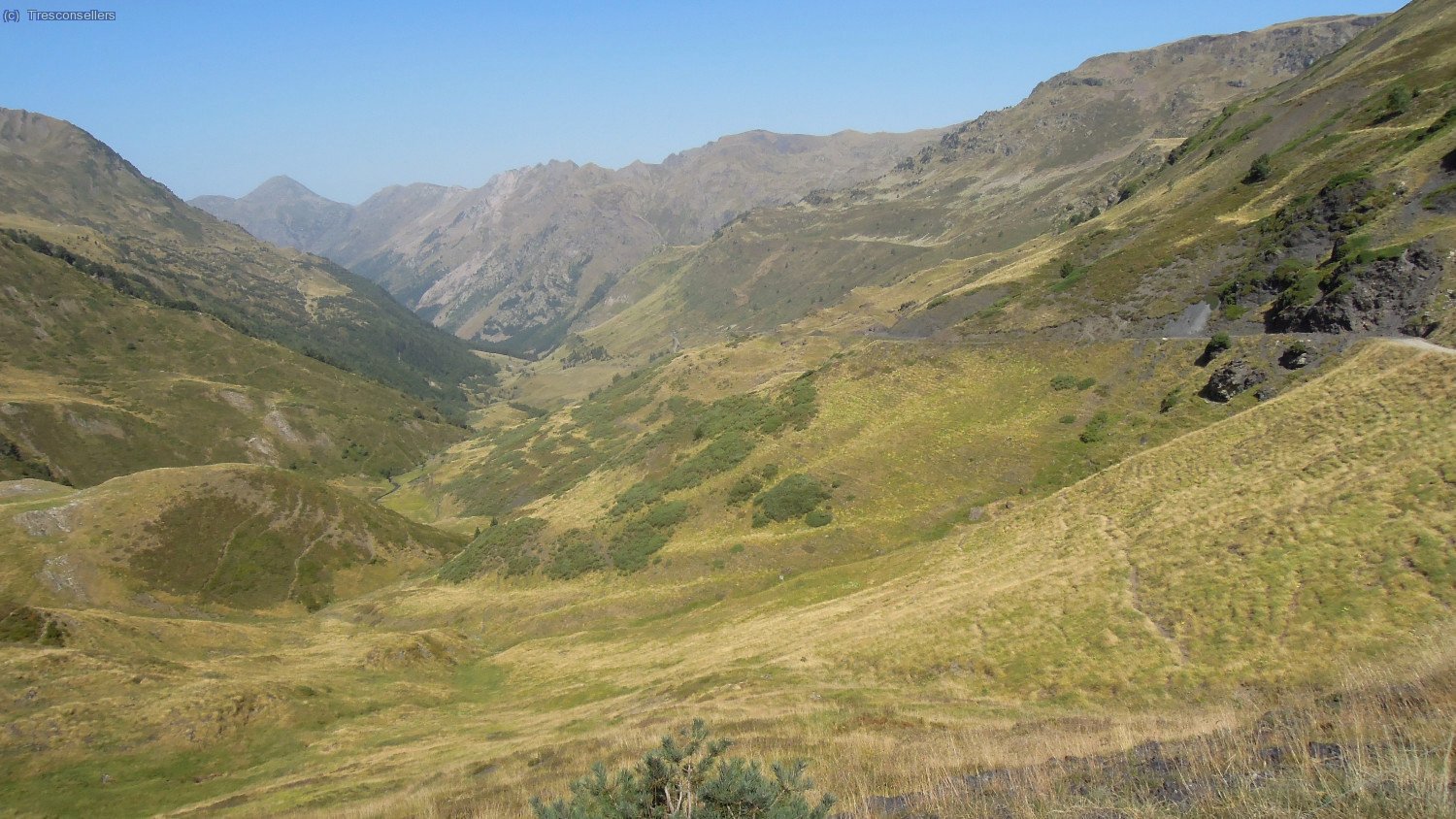 La part alta de la Vall de Varrad&ograve;s, la pista puja continuament.