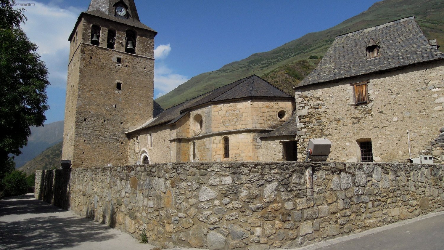 Una de tantes esglésies que podem trobar, aquesta del poblet de Garòs.
