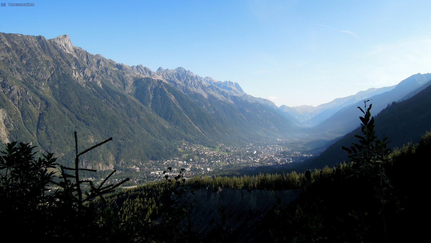 Avui dia de descans senderista, anem a veure la glacera de Bossons amb la telecadira que ens porta fins a Chalet du Glacier. Vistes cap a la Vall de Chamonix.