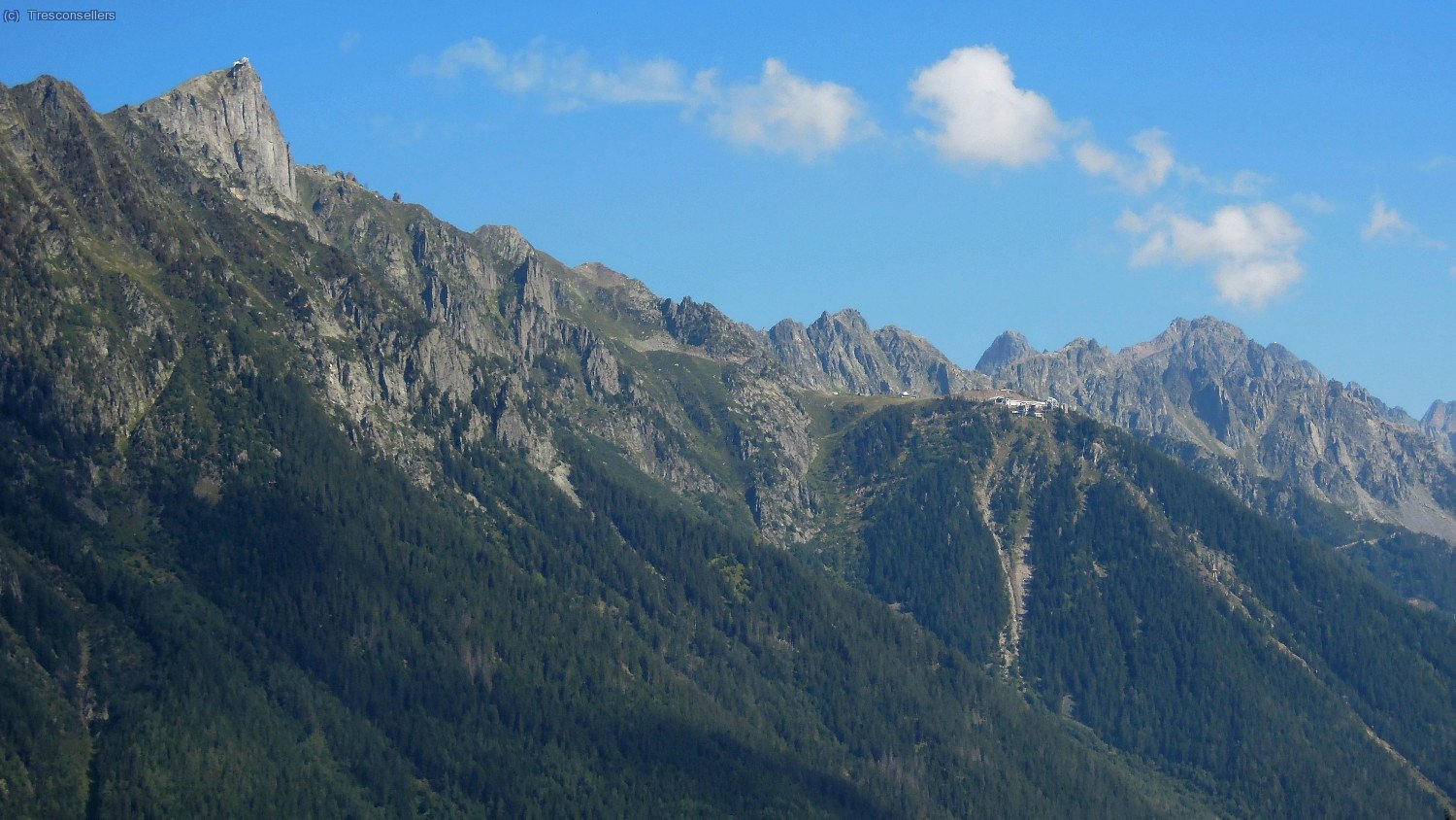 Baixant amb la telecadira, Le Brevent i les Aiguilles Rouges.