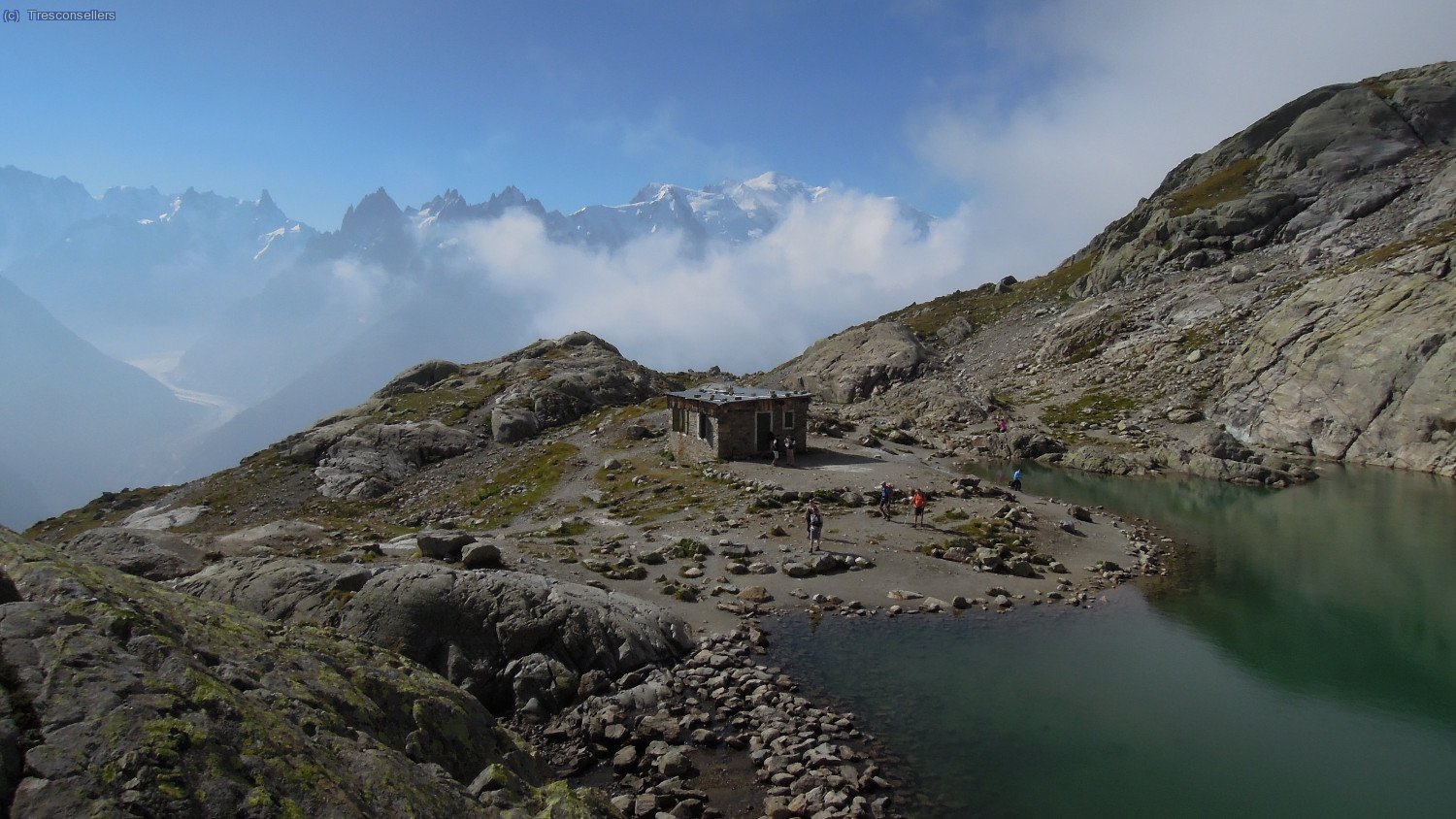 Le Lac Blanc, al fons Les Grandes Jorasses, Aiguille du Midi i Mont Blanc.