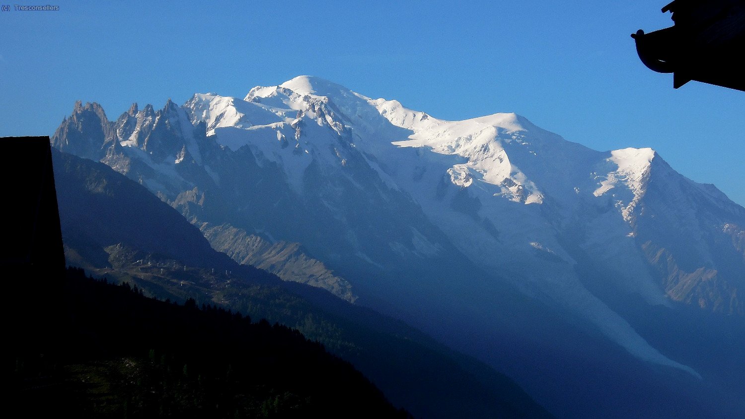 Arribant amb el telecadira del Col de la Balme, surt el sol al mass&iacute;s del Mont Blanc.