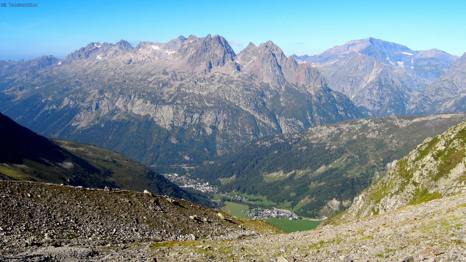 El poble de Le Tour i tot el mass&iacute;s de les Aiguilles Rouges, des de Le Brevent a l