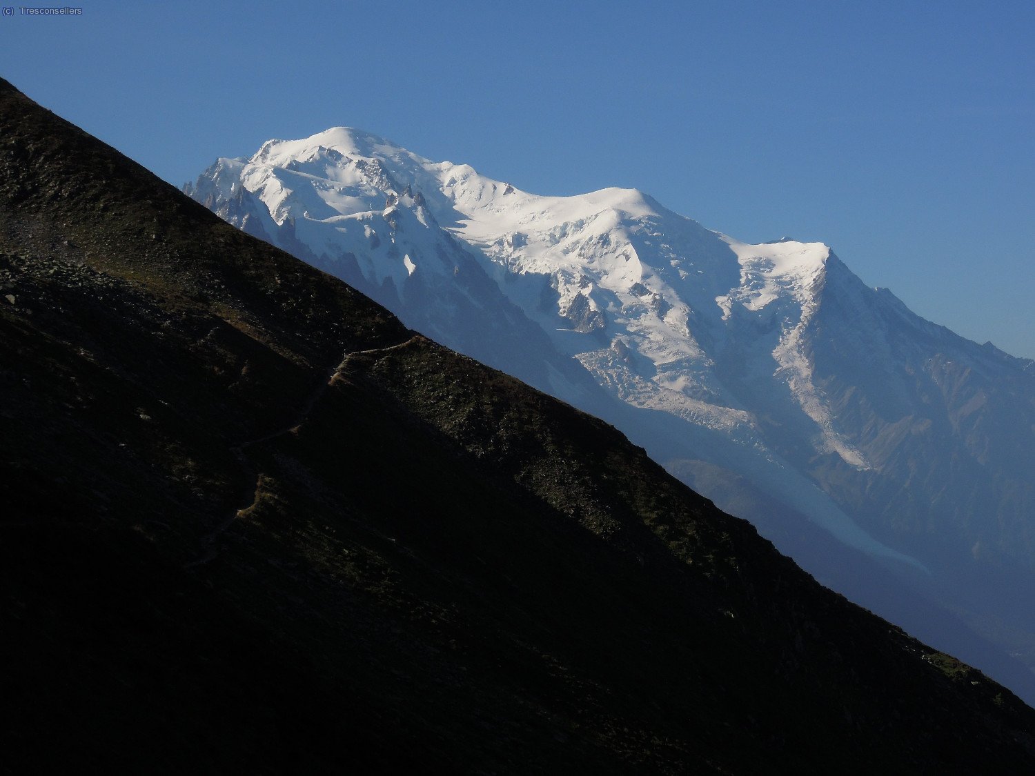 El caminet que puja al ref. Albert I (2702m.) i evidenment el Mont Blanc.