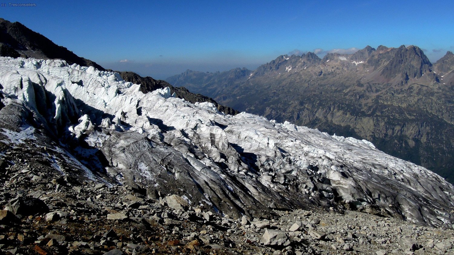 El cam&iacute; hi passa ben aprop.