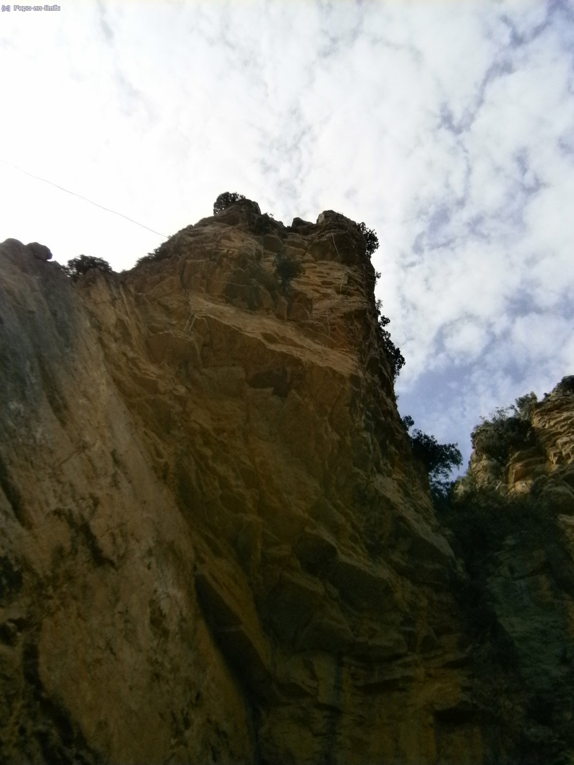 aunque en la foto no se aprecie la ferrata discurre por esa pared incluyendo el techo