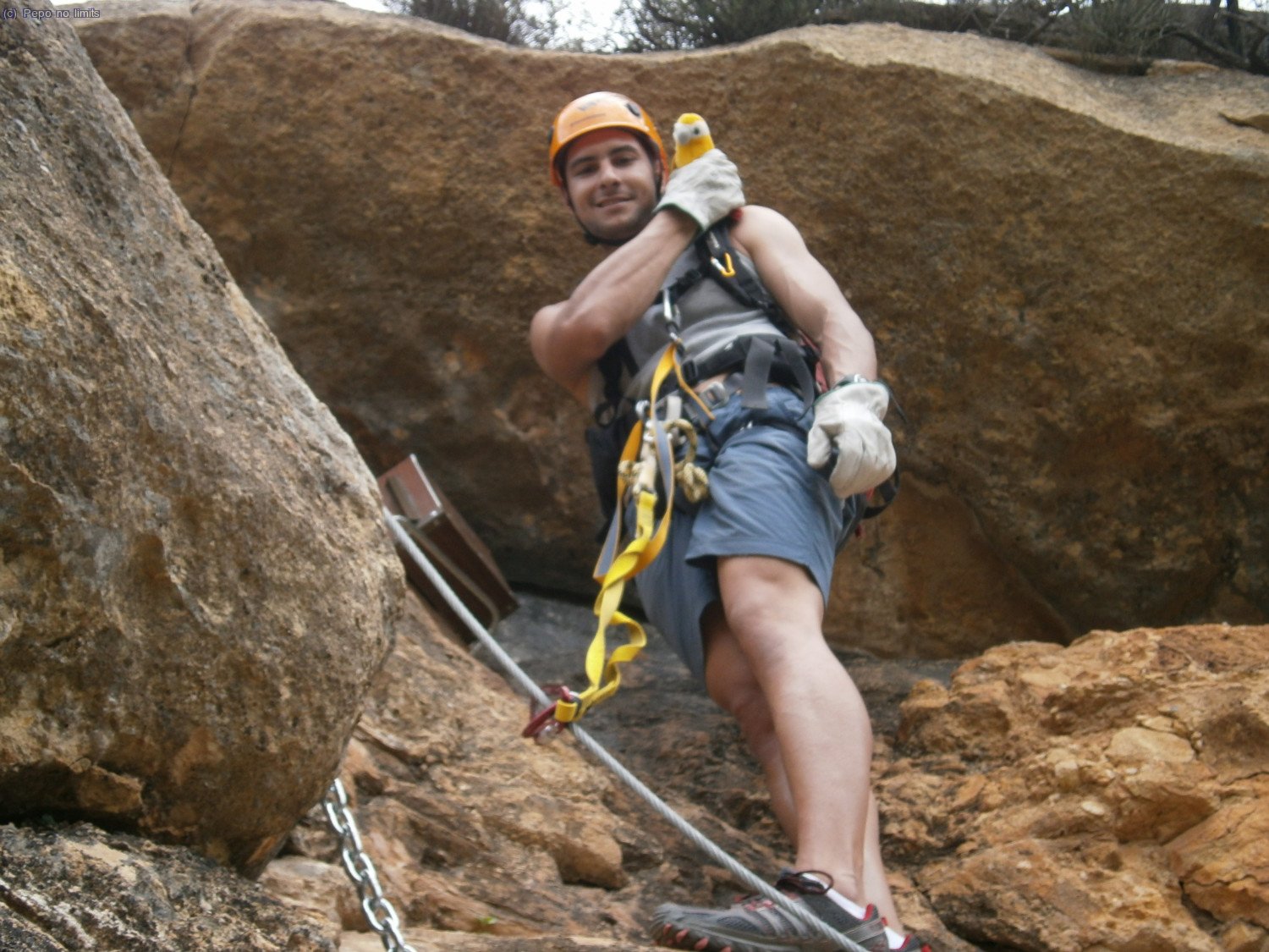 al finalizar la ferrata nos encontramos a la mascota un loro de peluche