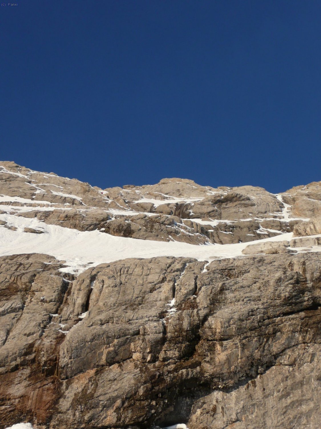 a sobre nostre hi ha el segon couloir amb uns francesos que han sortit abans que nosaltres i que ens van tirar unes quantes pedres...