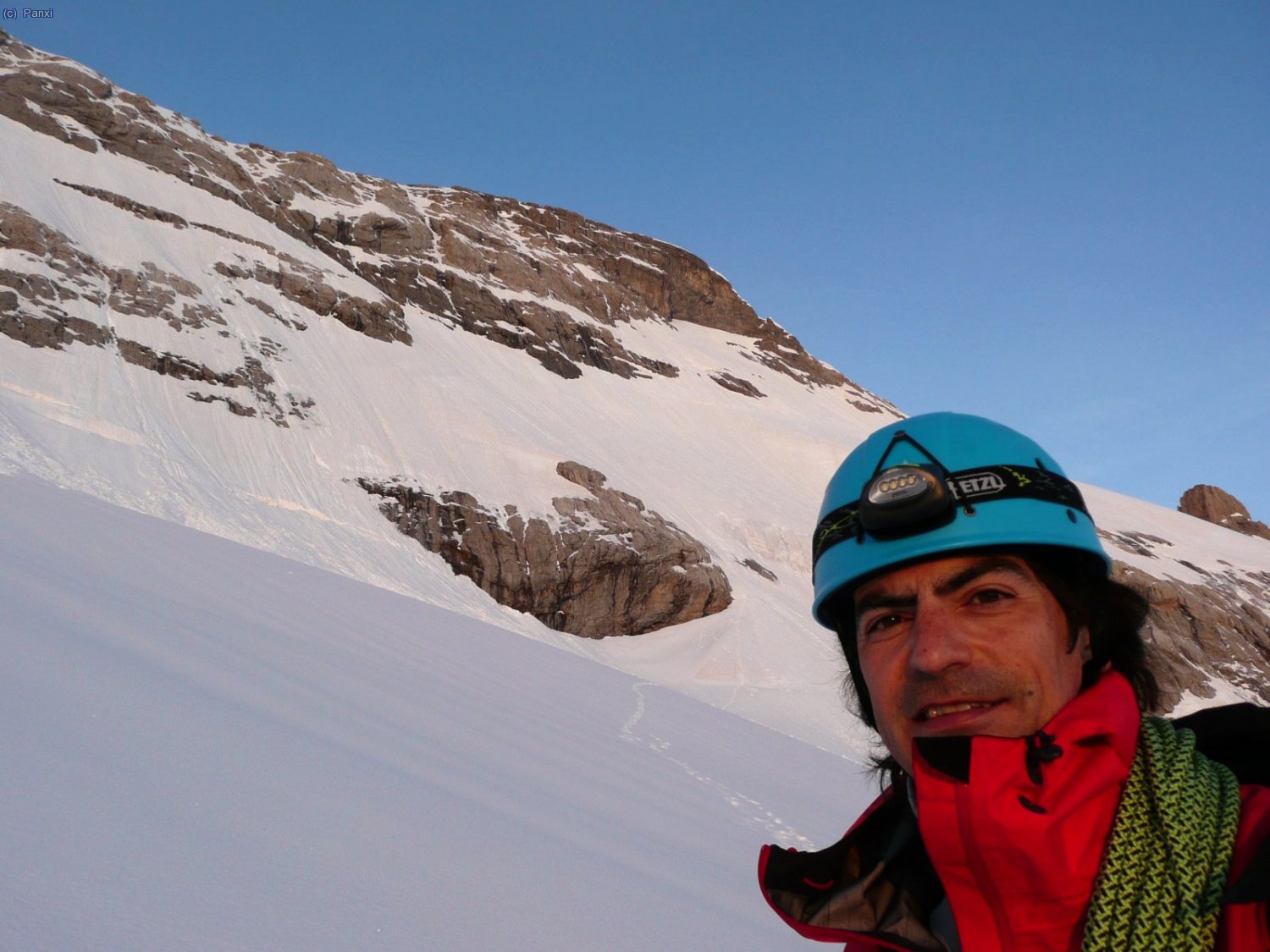 en panxi al mig del flanqueig, al darrera la roca que s