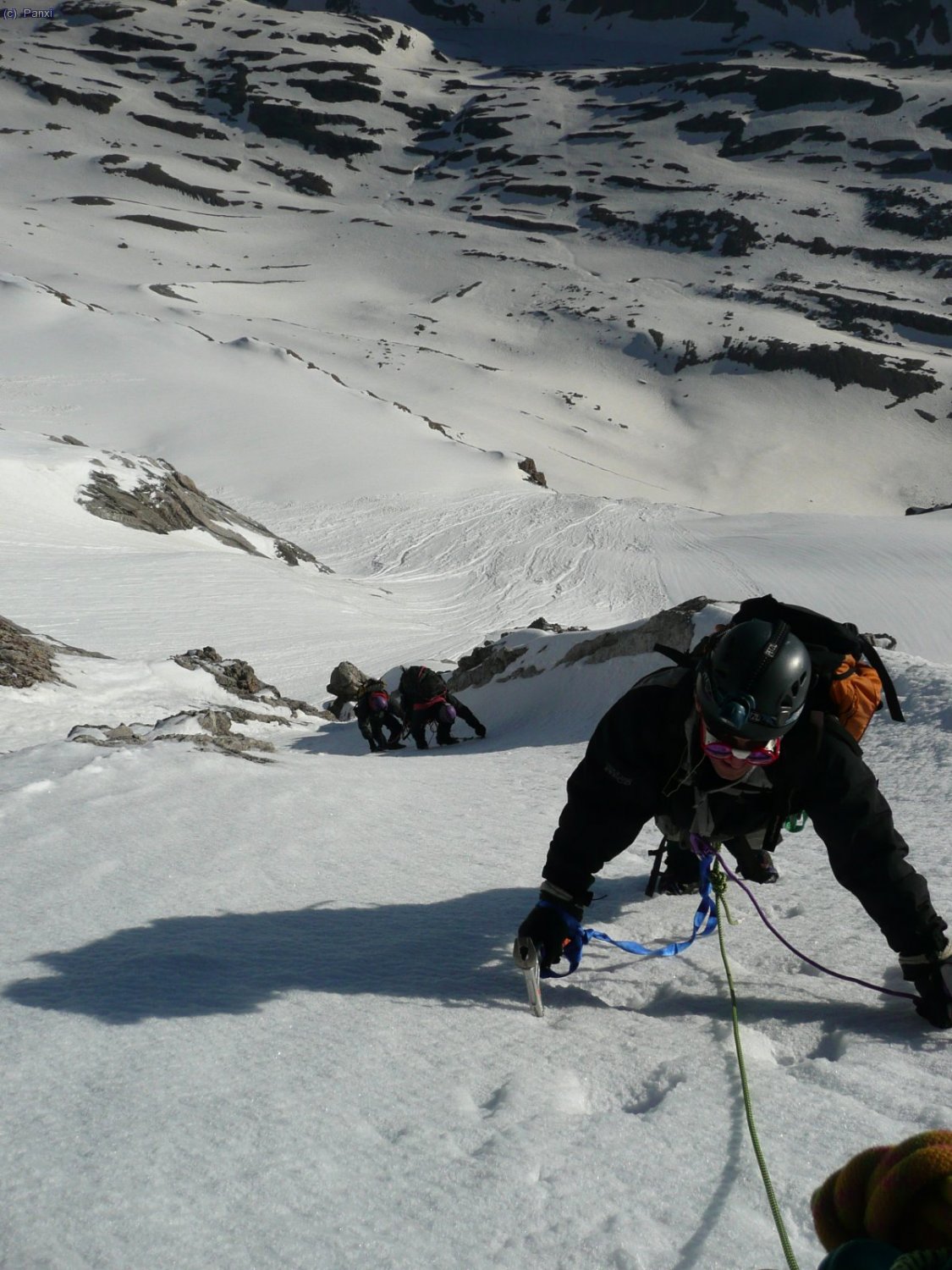 en David a la pala terminal i els companys sortint del couloir