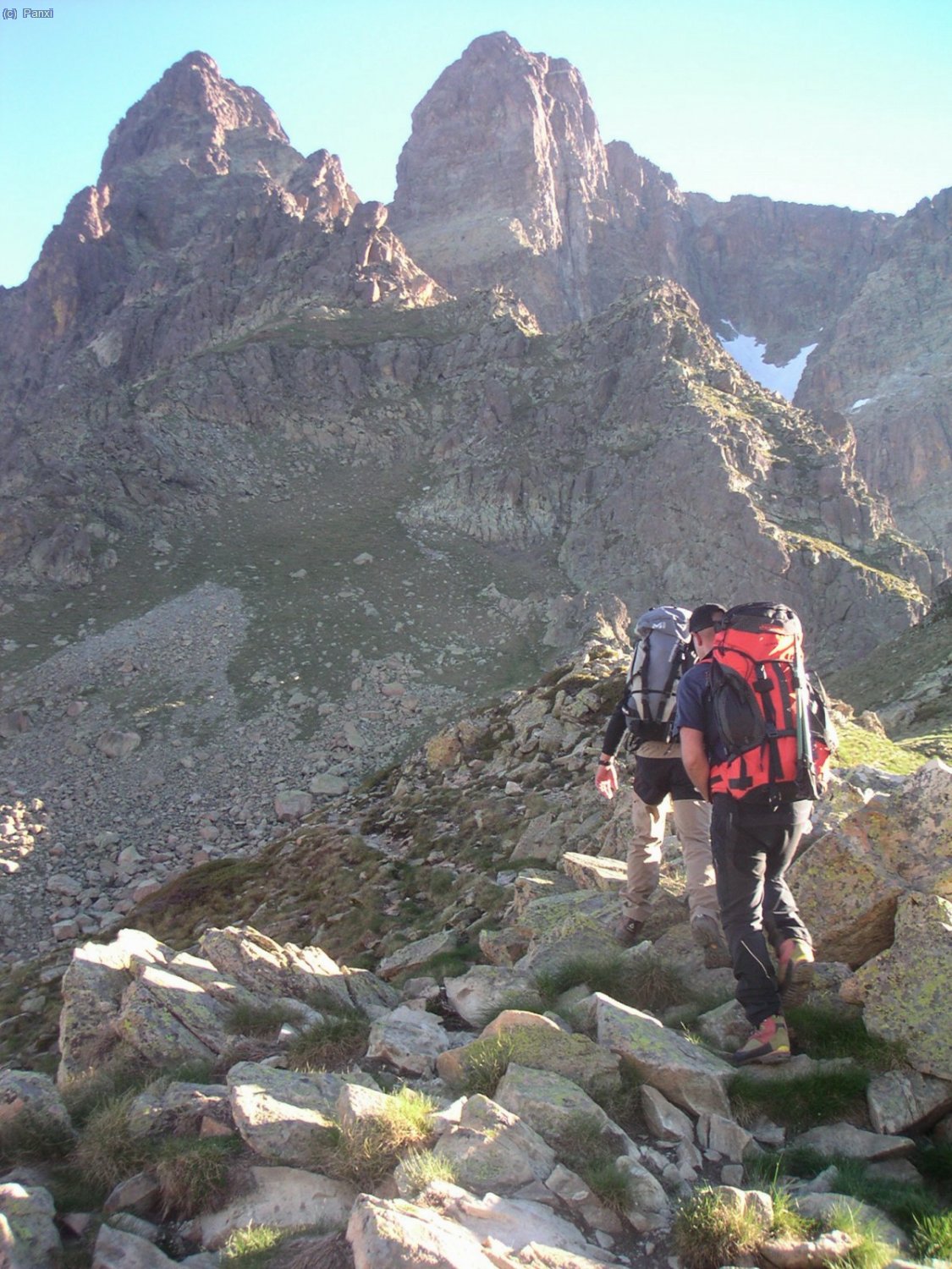 De bon mat&iacute;, un cop al coll de Peyreget, enfilem la cresta, priemer per un cam&iacute;...